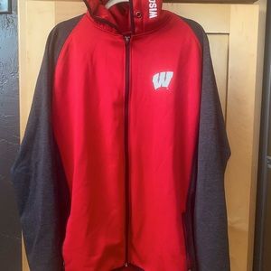 Wisconsin Badger zip up hoodie!! Slight pilling on the sides. Warm & cozy!!